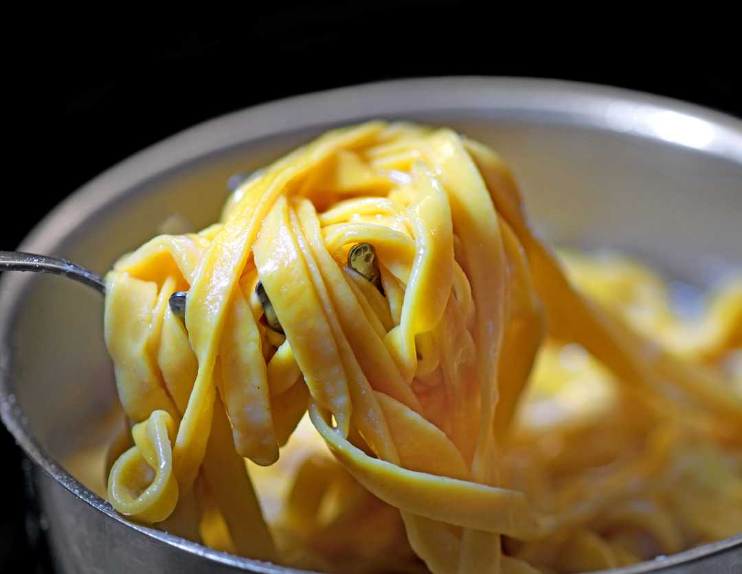 Cooking tagliatelle pasta